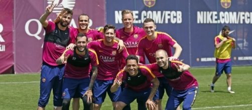 Los jugadores del Bar&ccedil;a posan en un entranamiento