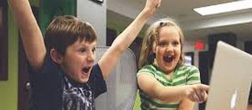 Principal is giving each student $100 who unplugs from electronics one day a week [Image: Pixabay.com]