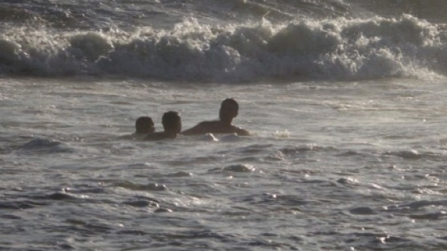 C'era mare mosso e una corrente molto forte nel tratto di spiaggia libera dove un nonno &egrave; annegato per salvare i nipotini.