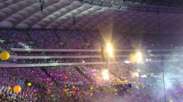 Concerto Coldplay Varsavia, palloncini, coriandoli e rondini per i fans