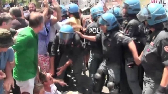 Scontri avvenuti a Casale San Nicola a Roma durante un presidio contro il centro d'accoglienza