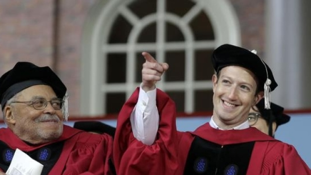 Zuckerberg e Facebook connettono 2 miliardi di utenti