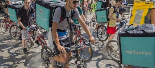 Los ciclistas que trabajan para Deliveroo: &ldquo;Si no cobramos, no ... - elpais.com