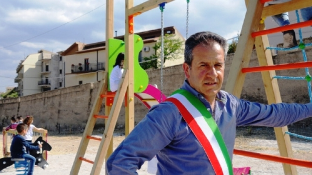 Il sindaco Pietro Macaluso nel parco per bambini realizzato con la sua indennit&agrave;.
