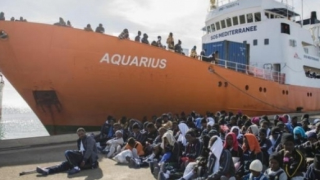 La nave Aquarius della Ong Sos Mediterranee mentre sbarca un 'carico' di migranti in Italia