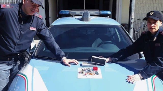 La polizia del commissariato di Faenza che ha arrestato il 19enne