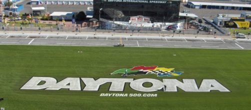 Frontstretch of Daytona (Credit: ImperialAssassin, Wikimedia Commons)