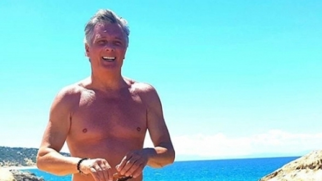 Giorgio Manetti in posa di fronte al mare