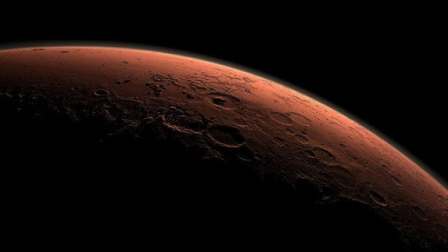 Esiste la vita su Marte? Secondo gli ufologi, le immagini inviate dal rover Curiosity dimostrerebbero di s&igrave;