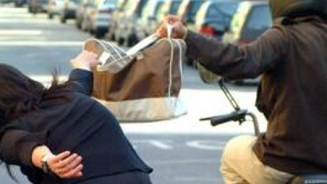 Il ladro gli scippa la borsa &egrave; lei lo investe con la sua auto. Immagine di repertorio.