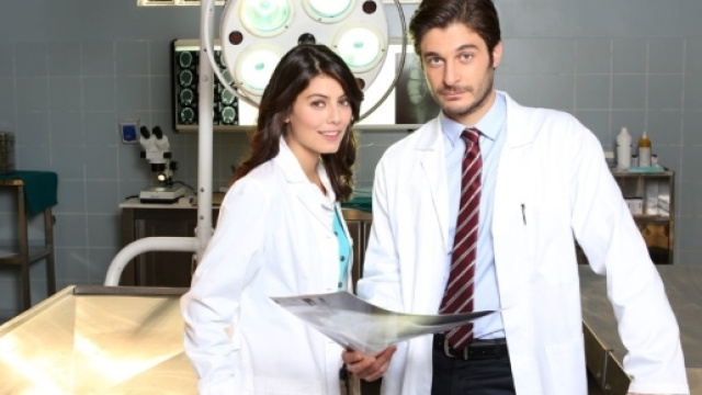 Alessandra Mastronardi e Lino Guanciale nella fiction L'allieva