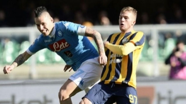 Luca Checchin contrasta Hamsik: il giovane centrocampista del Verona potrebbe arrivare in prestito al Trapani