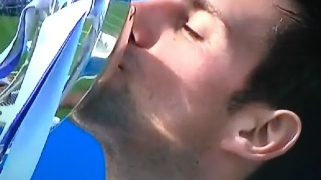 Novak Djokovic bacia la Coppa dell'ATP 250 di Eastbourne