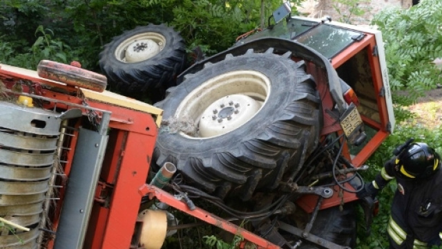 Trattore si ribalta, muore un anziano in Calabria