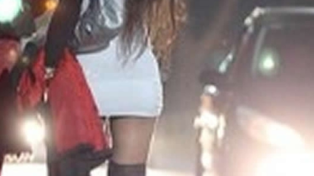 Va a prostitute e scopre la moglie: scoppia la rissa di coppia a Napoli