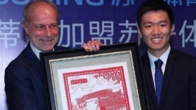 Walter Sabatini e Steven Zhang alla conferenza di presentazione del supervisore dell'area tecnica Suning