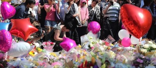 Manchester bombing victims honoured with minute's silence | Daily ... - dailymail.co.uk