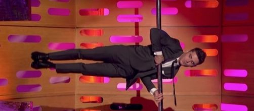 Watch Zac Efron hit the pole for Tom Cruise dance-off - digitalspy.com