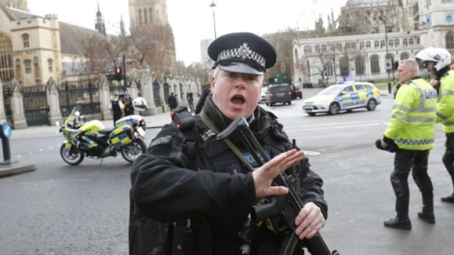 Attacchi terroristi a Londra durante la notte.