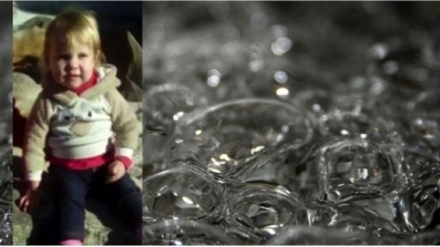 Bambino di due anni muore d'infarto per le ustioni riportate, accusati di omicidio i genitori.