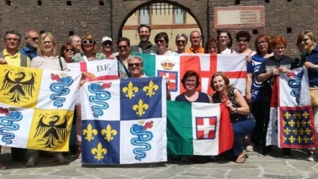 I partecipanti alla passeggiata storica dal Castello Sforzesco all'Arco della Pace.