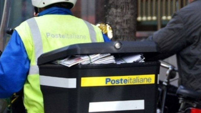 Un portalettere che consegna lettere e pacchi