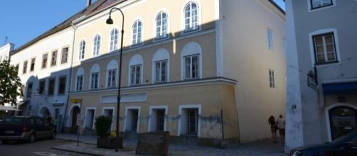 Birth house Adolf Hitler - Braunau am Inn by author Pavel &Scaron;pindler via Wikimedia Commons
