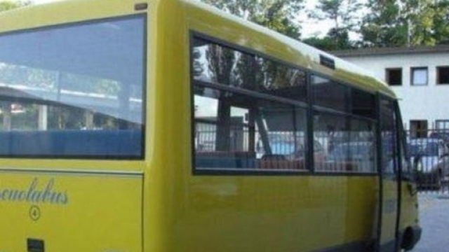 A tre anni si addormenta sullo scuolabus,nessuno se ne accorge, dopo 10 ore lo trovano morto.