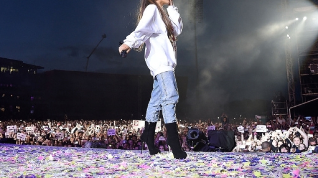 Ariana Grande durante il concerto One Love Manchester - billboard.com