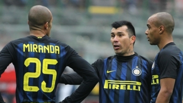 Cagliari-Inter, si ricompone la diga: Miranda torna al fianco di ... - passioneinter.com