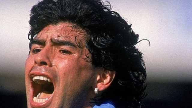 Diego Armando Maradona con la maglia del Napoli