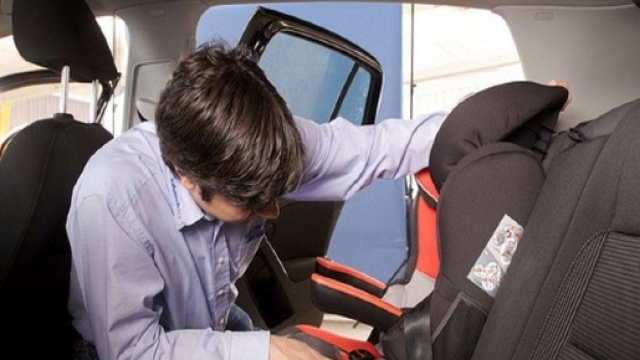 Seggiolini auto, entrano in azione le nuove norme, ecco le novit&agrave;
