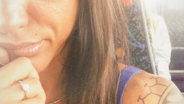 Selvaggia Roma mostra l'anello dopo aver lasciato Temptation Island