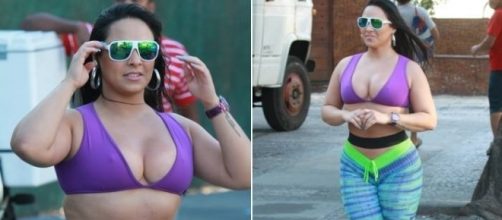 Mulher Melancia passeando pela praia