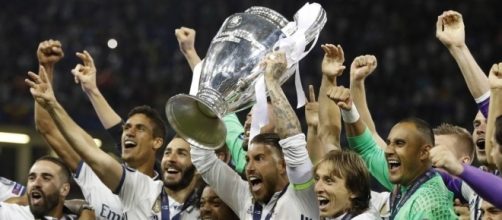 Sergio Ramos, levantando ayer la copa al cielo de Cardiff