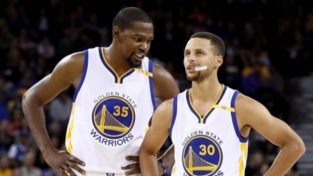 32 punti per Curry e 33 per Kevin Durant