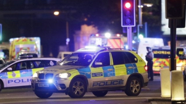 Forze dell'ordine nella zona dell'attentato terroristico a Londra.