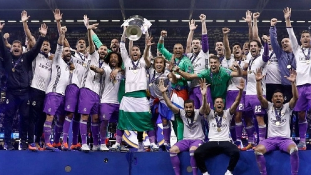 I giocatori del Real Madrid festeggiano la dodicesima Coppa dei Campioni-Champions League (ph. realmadrid.com)