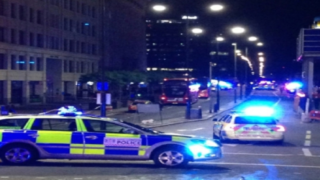 La nuit du 3 au 4 juin, les policiers britanniques bloquent l'acc&egrave;s au London Bridge apr&egrave;s un attentat