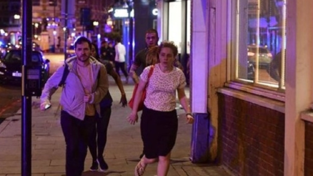 Londra, pulmino invade marciapiedi London Bridge: 20 feriti, tre presunti sospetti in fuga