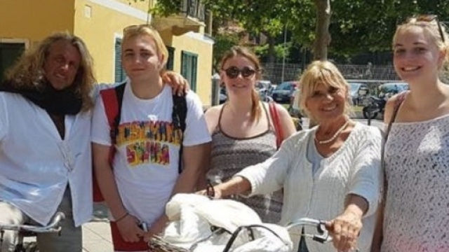 Marco Firpo e Gemma Galgani, scatto in bici con alcuni ammiratori