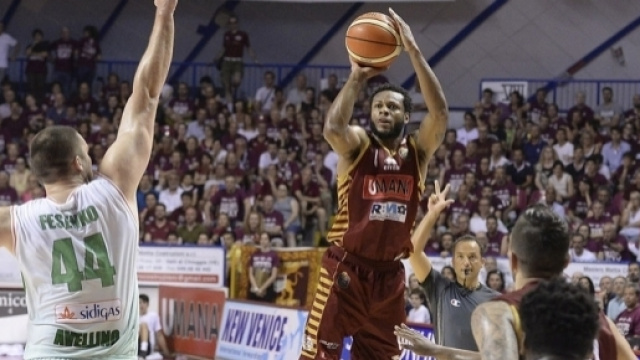 MarQuez Haynes da oltre l'arco (credit www.legabasket.it)