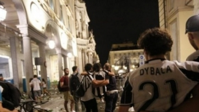 Panico a Torino durante la finale di Champions League, falso allarme bomba: 600 feriti