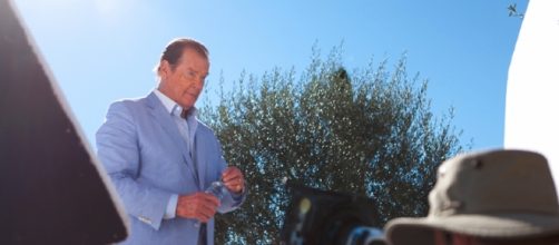 Roger Moore in Incompaitbles / Photo by https://commons.wikimedia.org/w/index.php? Paolocedolin