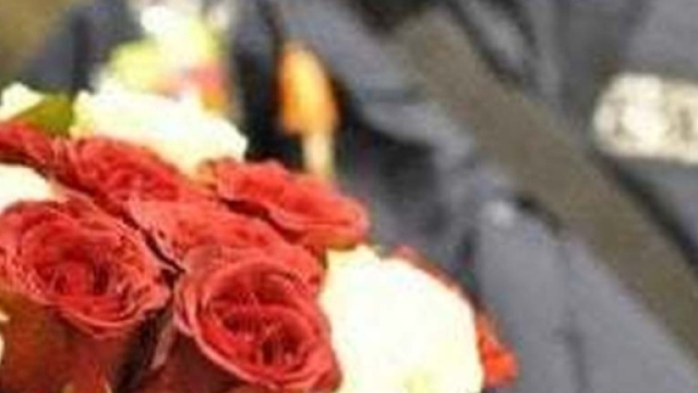 Difendono venditore ambulante e vengono assaliti