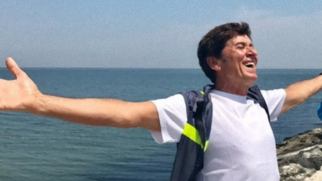 &ldquo;La nostra bellissima hostess. Mi fa volare!&rdquo;, &egrave; la dedica di Gianni Morandi