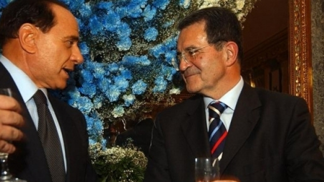 L'ex leader dell'Ulivo Romano Prodi mentre brinda con Berlusconi (foto di repertorio)
