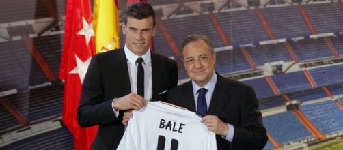 Bale y Florentino P&eacute;rez durante su presentaci&oacute;n con el Real Madrid. - aldia.cr