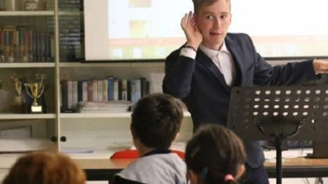 Achille Missiroli, 18enne con autismo, insegna inglese ai bambini delle elementari