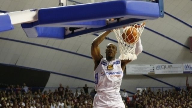 Dominique Sutton vola a schiacciare (credit www.legabasket.it)